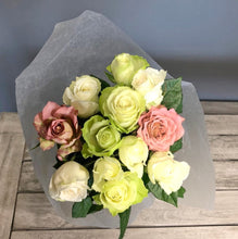 画像をギャラリービューアに読み込む, 新年発送 Rose Time Bouquet 白xグリーン系