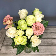 画像をギャラリービューアに読み込む, 年内発送 Rose Time Bouquet 白xグリーン系